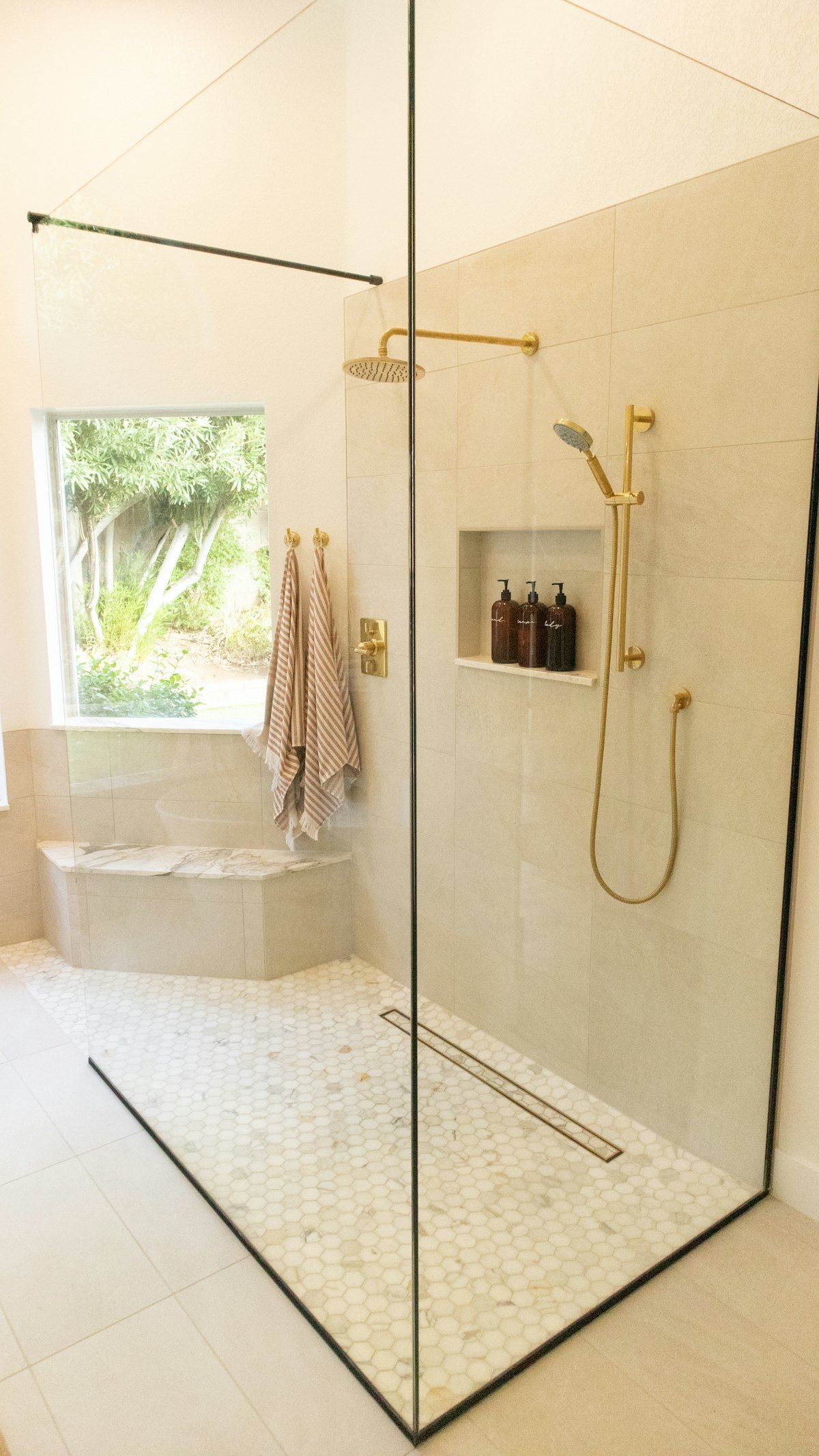 Bathtub with a fixed glass screen