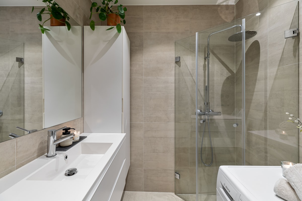 Glass shower enclosure detail